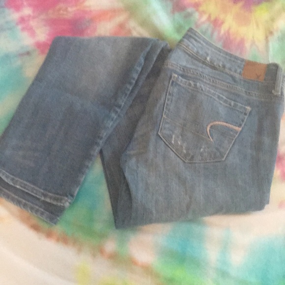 AE distressed light wash jeans 6 reg - Picture 2 of 5